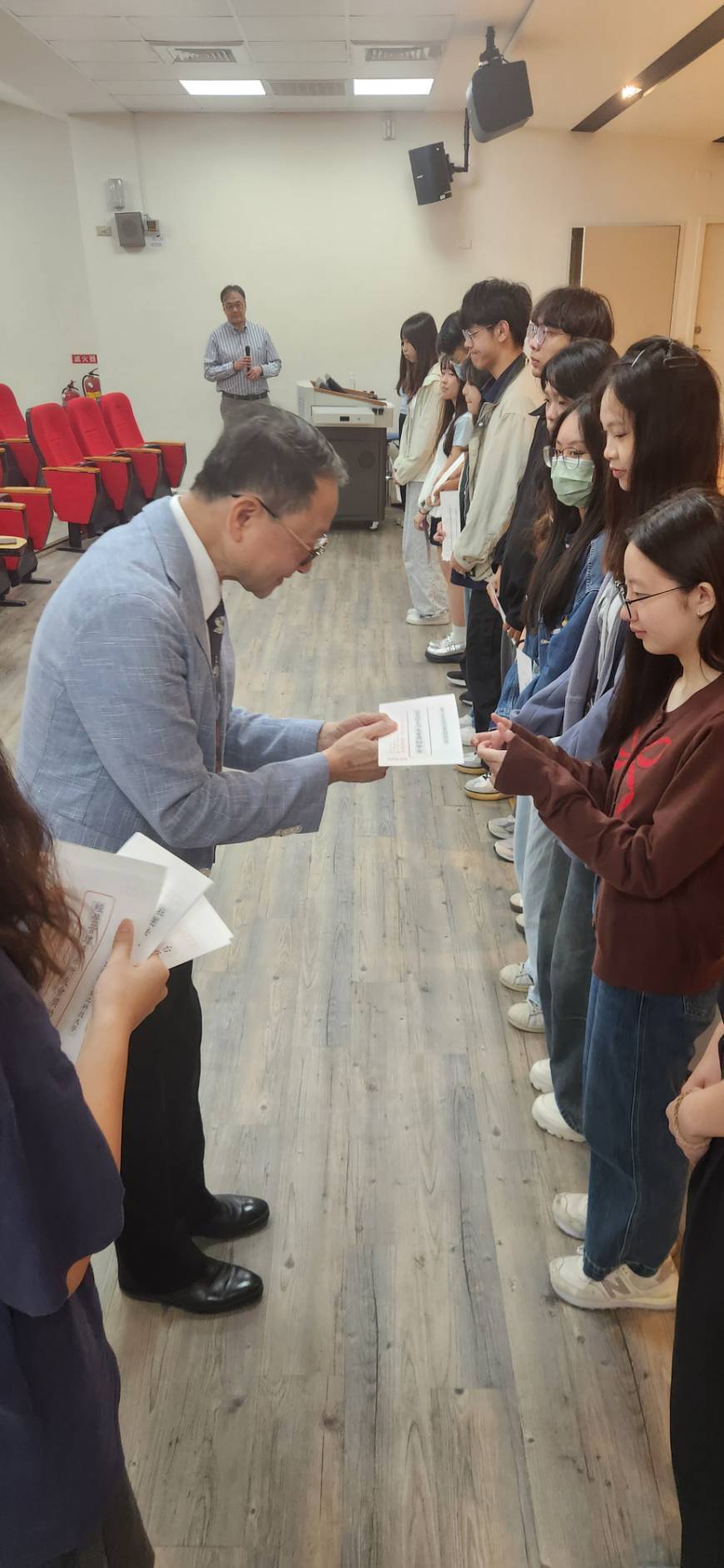 尊爵飯店總裁簡瑞璋頒發獎學金。 尊爵飯店總裁簡瑞璋頒發獎學金。