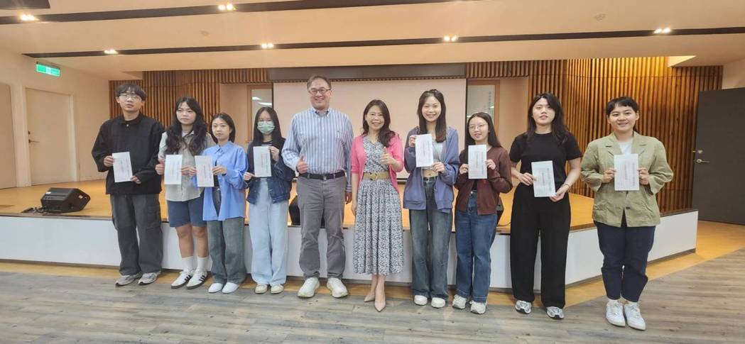 北科大經管系所友會獎助14位大學部優秀學子。