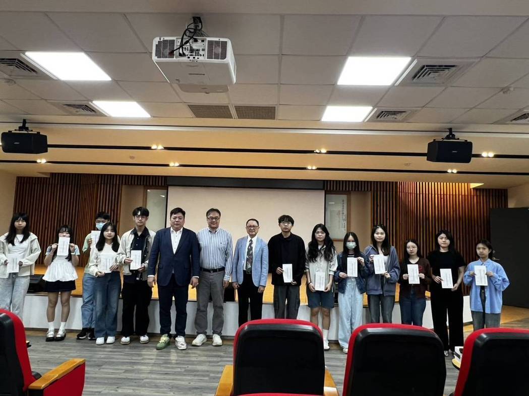 北科大經營管理系頒發大學部優秀子女成績優良獎學金。 北科大經營管理系頒發大學部優秀子女成績優良獎學金。